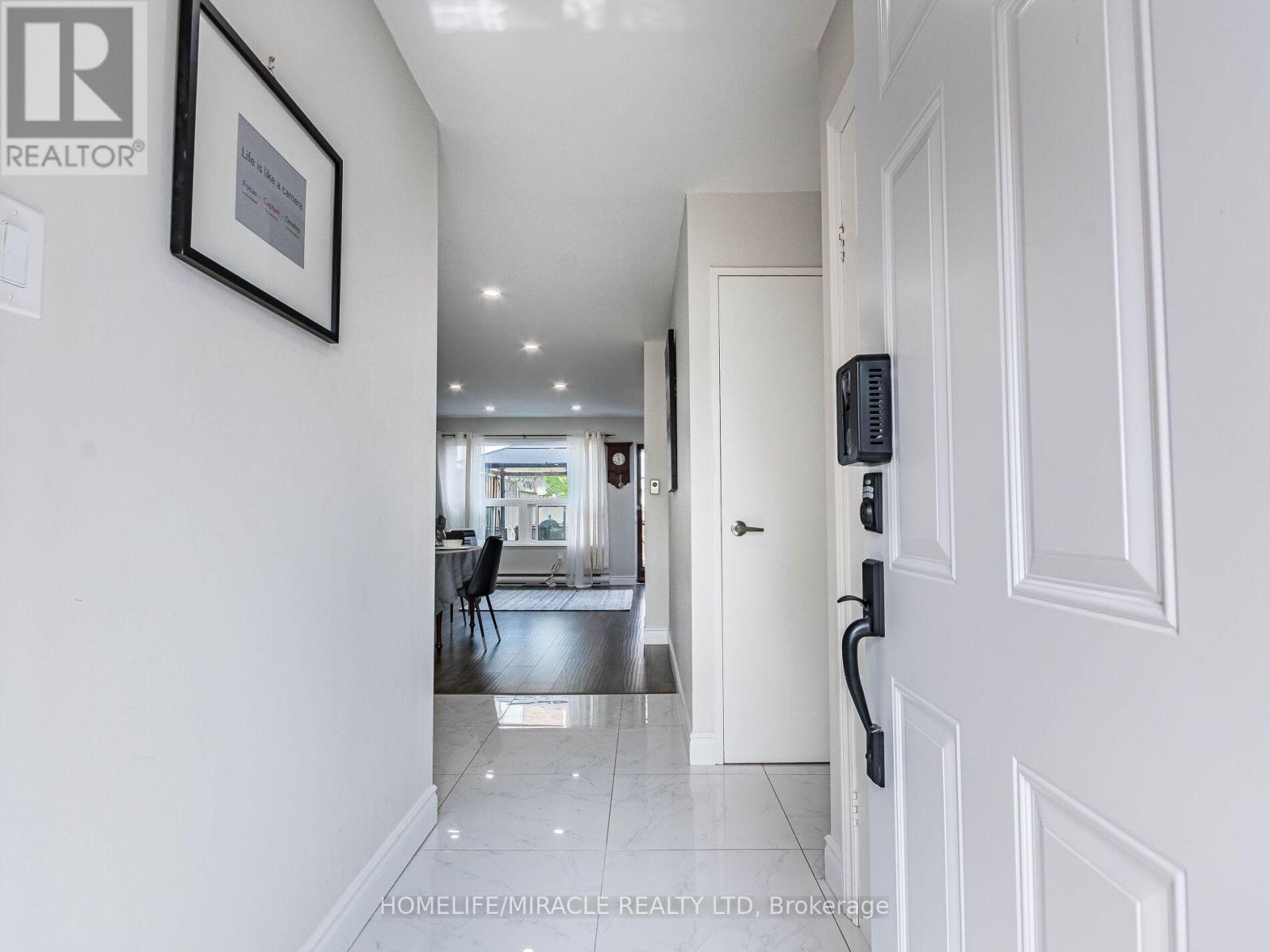 Row / Townhouse for Sale in 124 - 180 MISSISSAUGA VALLEY BOULEVARD|Mississauga (Mississauga Valleys), Ontario L5A3M2 2