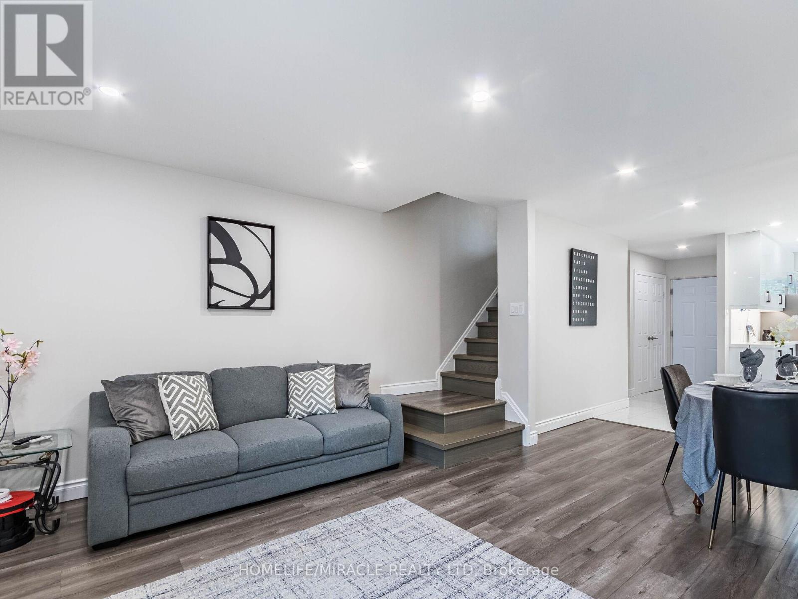 Row / Townhouse for Sale in 124 - 180 MISSISSAUGA VALLEY BOULEVARD|Mississauga (Mississauga Valleys), Ontario L5A3M2 5