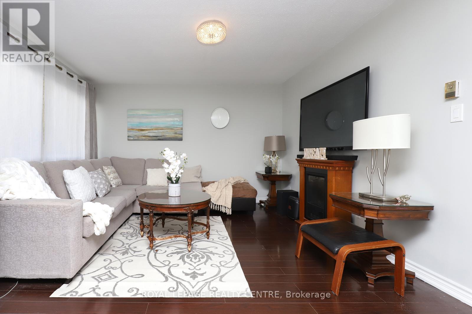 Row / Townhouse for Sale in 171 - 1055 DUNDAS STREET E|Mississauga (Applewood), Ontario L4Y3X6 3