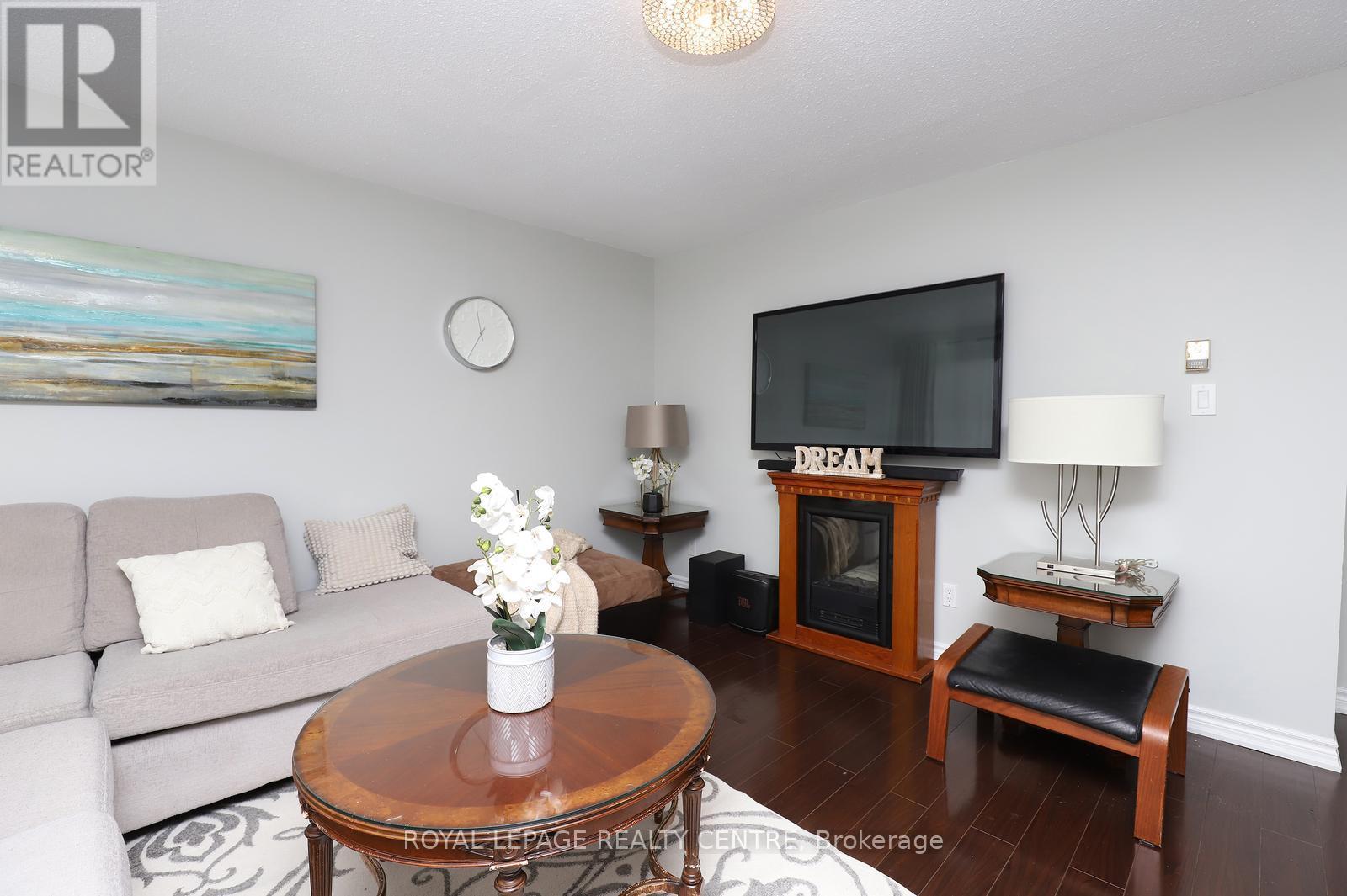 Row / Townhouse for Sale in 171 - 1055 DUNDAS STREET E|Mississauga (Applewood), Ontario L4Y3X6 4
