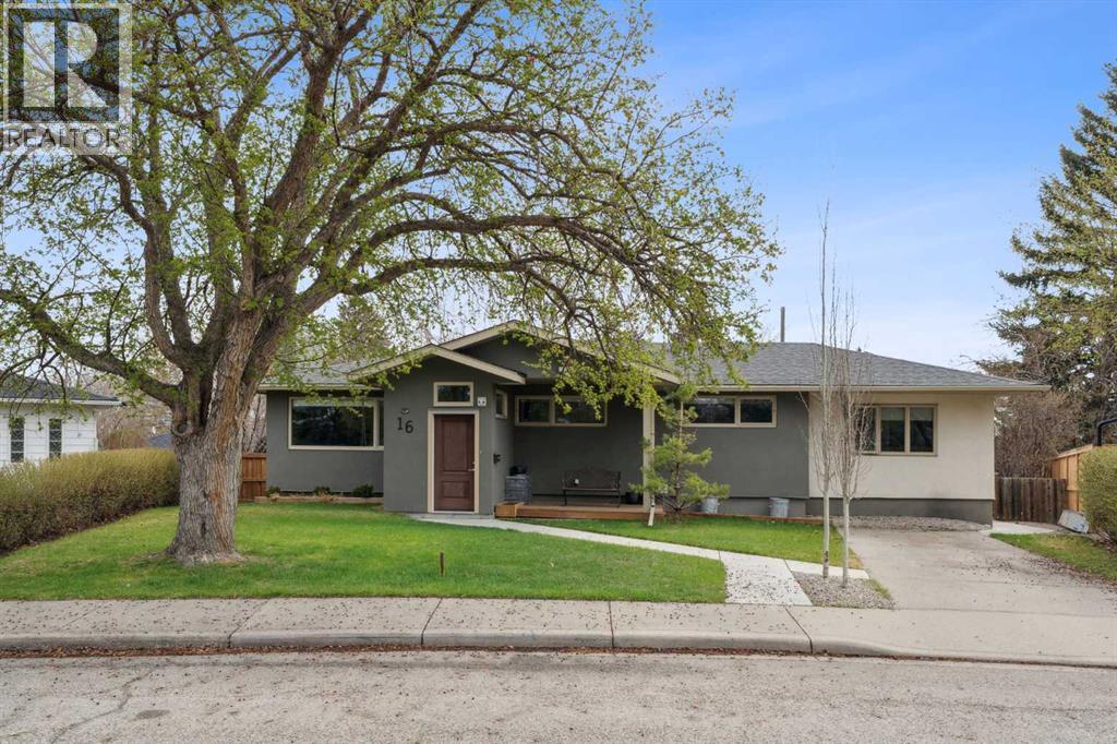 House for Sale in 16 MEADOWLARK Crescent SW|Calgary, Alberta T2V1Z1