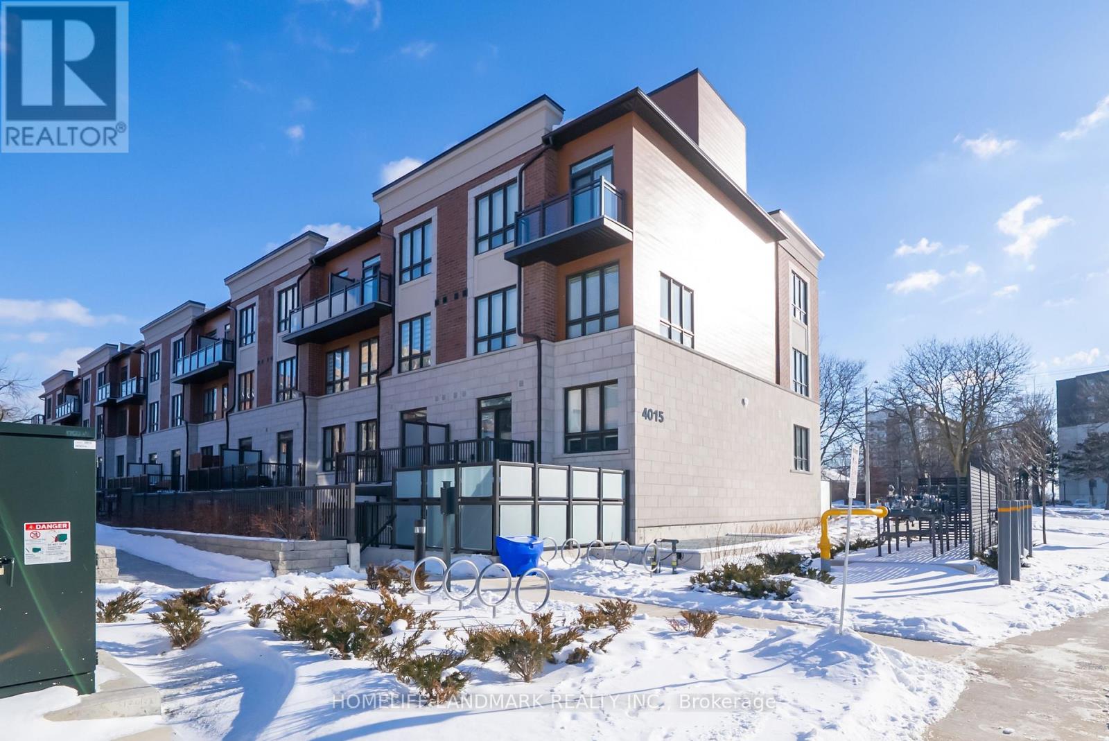 Row / Townhouse for Sale in 2 - 4015 HICKORY DRIVE|Mississauga (Rathwood), Ontario L4W1L1 2