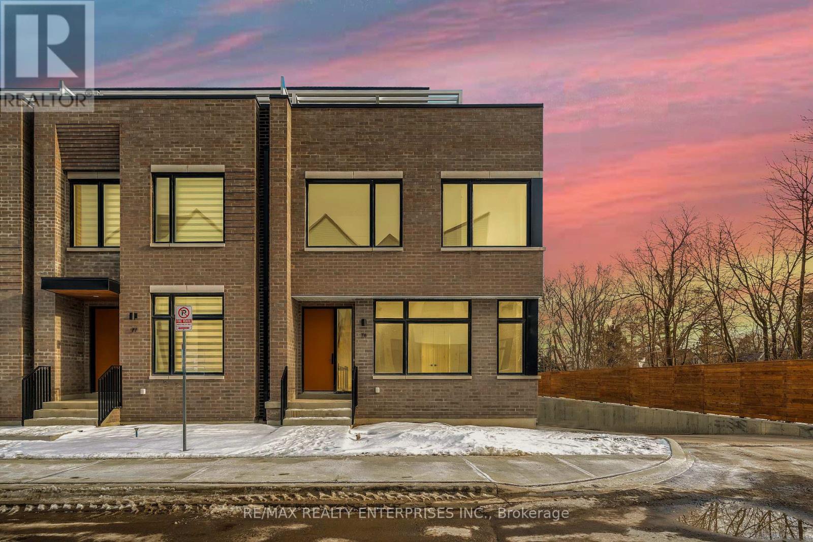 Row / Townhouse for Sale in 76 - 50 LOU PARSONS WAY|Mississauga (Port Credit), Ontario L5H0B2