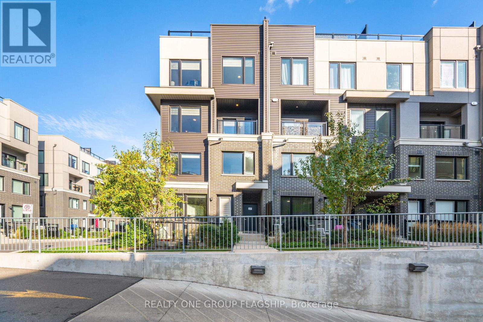 Row / Townhouse for Sale in 27 - 3476 WIDDICOMBE WAY W|Mississauga (Erin Mills), Ontario L5L0B8 2