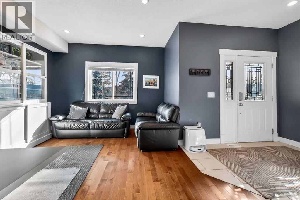 Duplex for Sale in 7104 36 Avenue NW|Calgary, Alberta T3B1T8 3