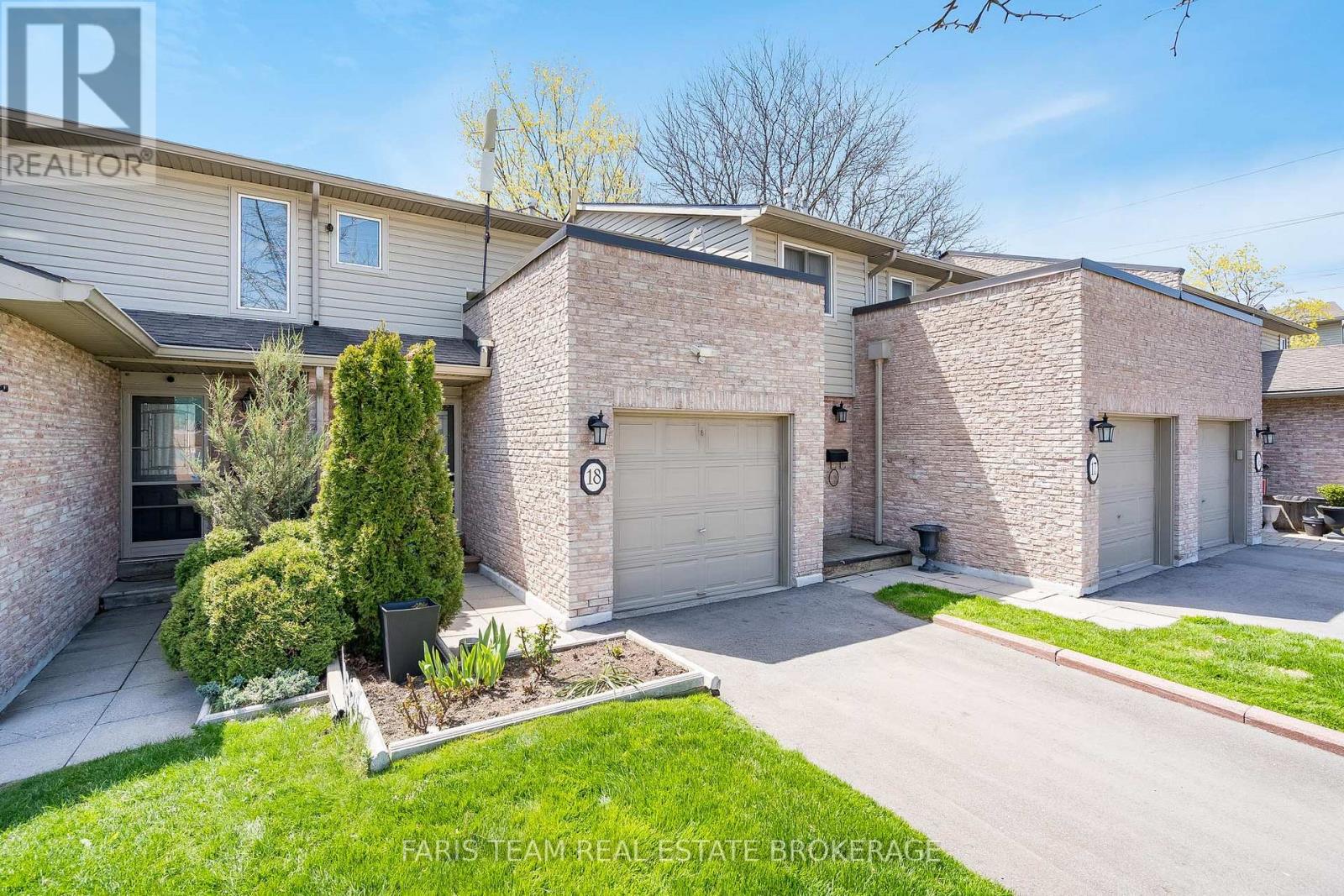 Row / Townhouse for Sale in 18 - 2075 ASTA DRIVE|Mississauga (Cooksville), Ontario L5A2T5 3