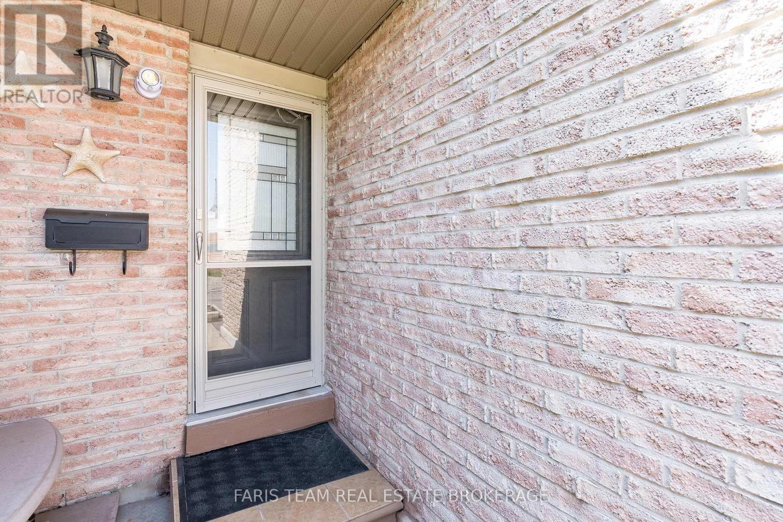 Row / Townhouse for Sale in 18 - 2075 ASTA DRIVE|Mississauga (Cooksville), Ontario L5A2T5 4