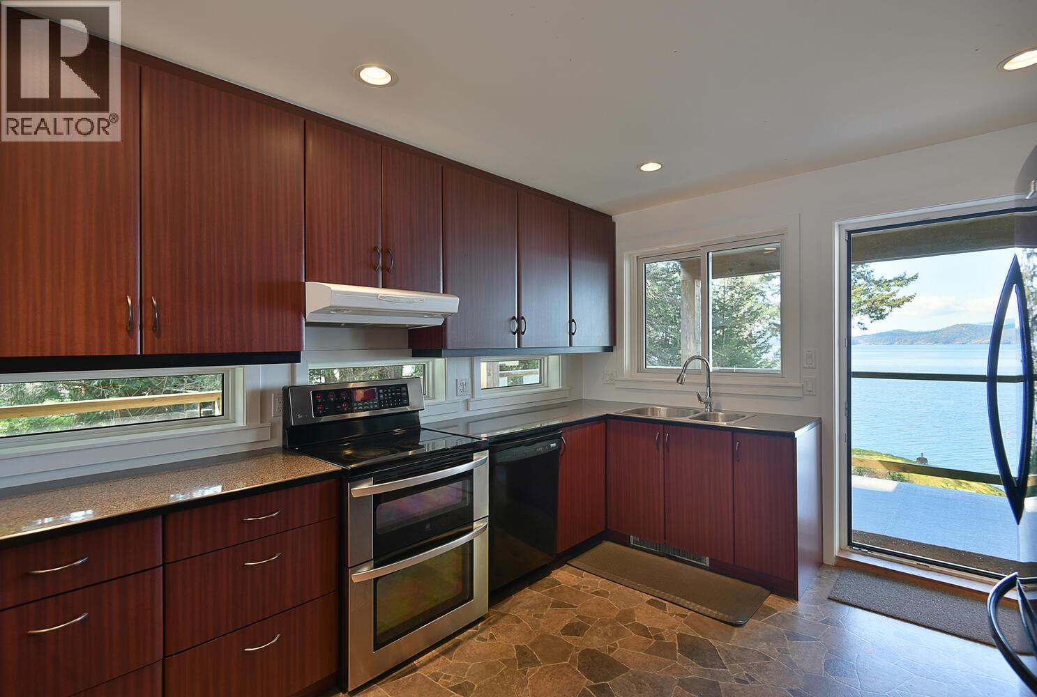 For sale: 8429 REDROOFFS ROAD, Halfmoon Bay, British Columbia V7Z1E6 ...