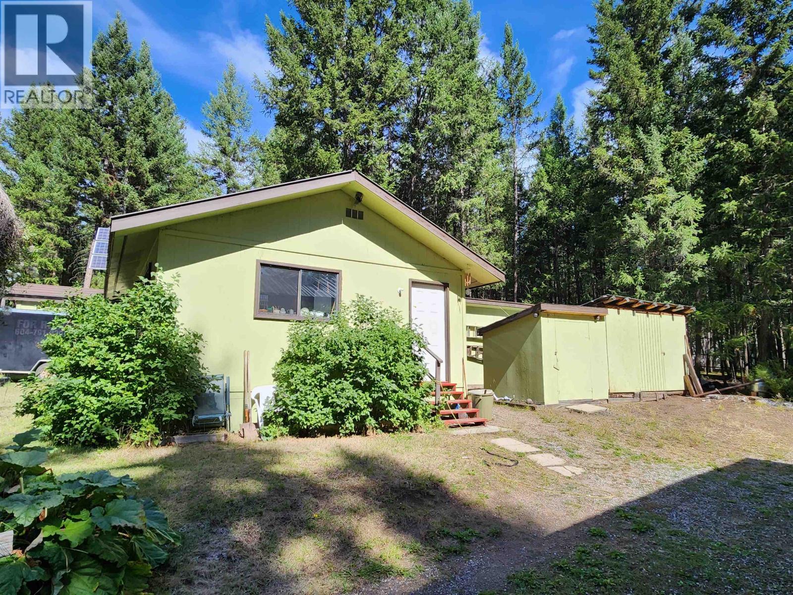For sale: 7344 E YOUNG LAKE ROAD, 70 Mile House, British Columbia ...