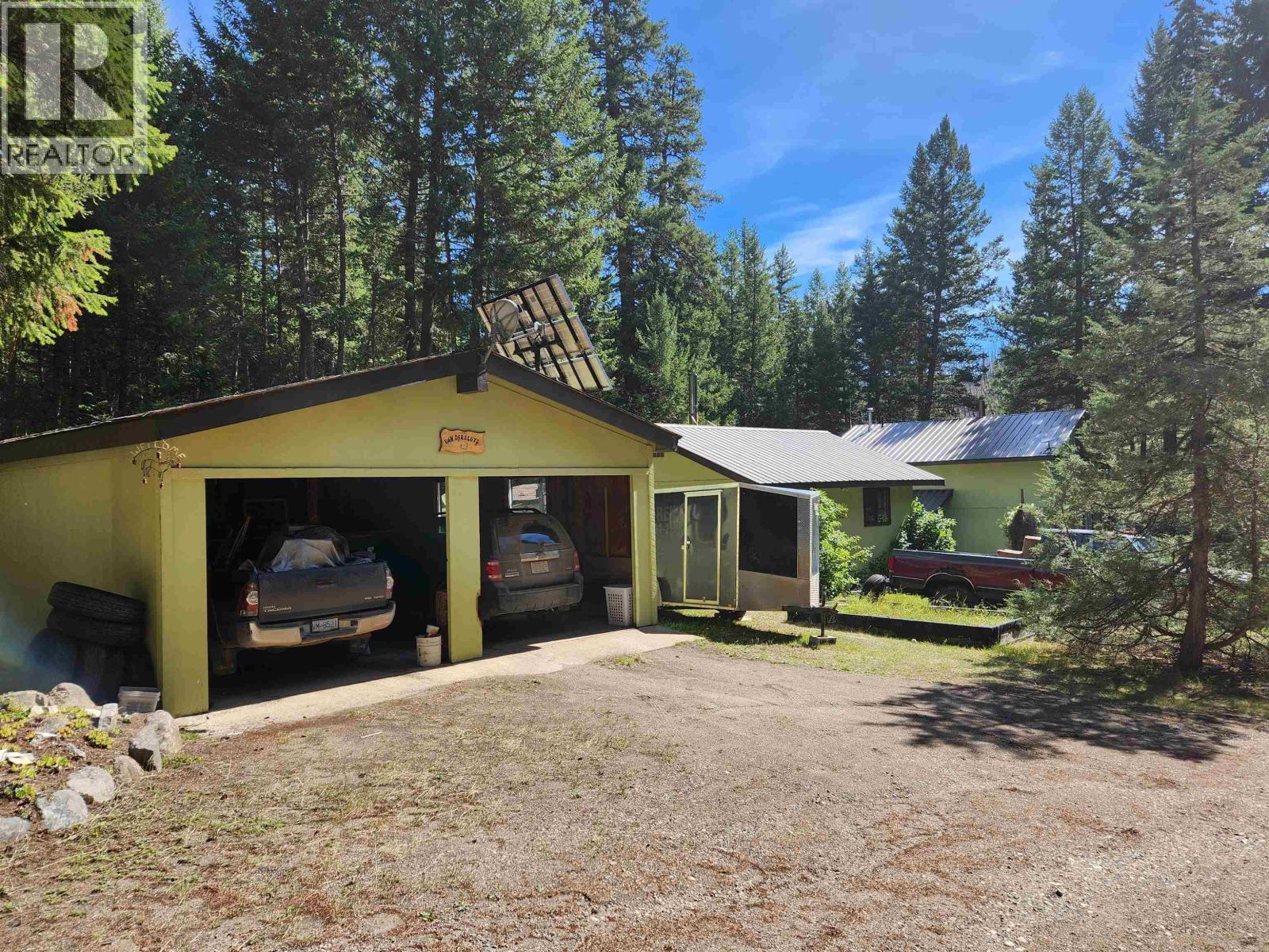 For sale: 7344 E YOUNG LAKE ROAD, 70 Mile House, British Columbia ...