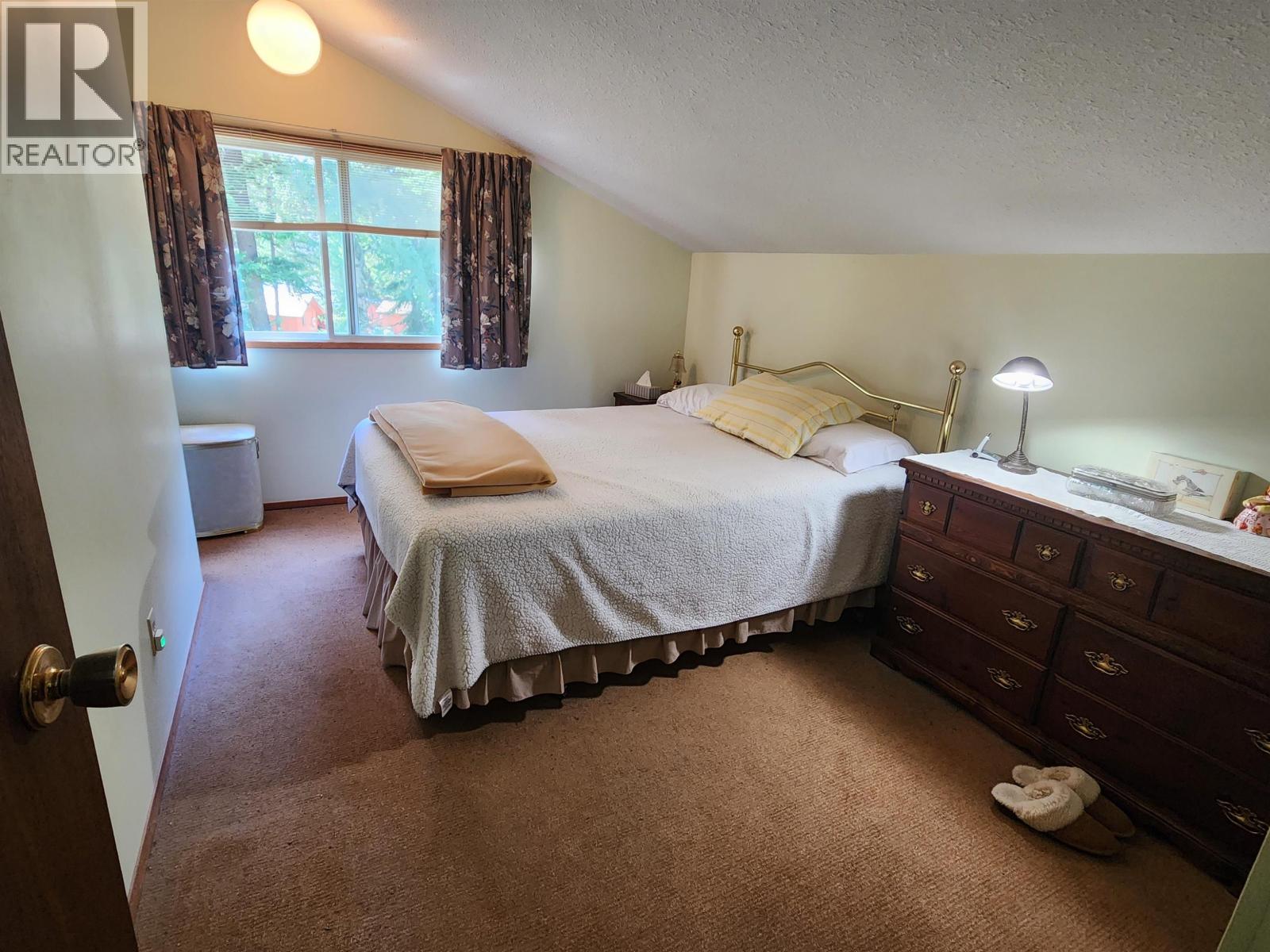 For sale: 7344 E YOUNG LAKE ROAD, 70 Mile House, British Columbia ...