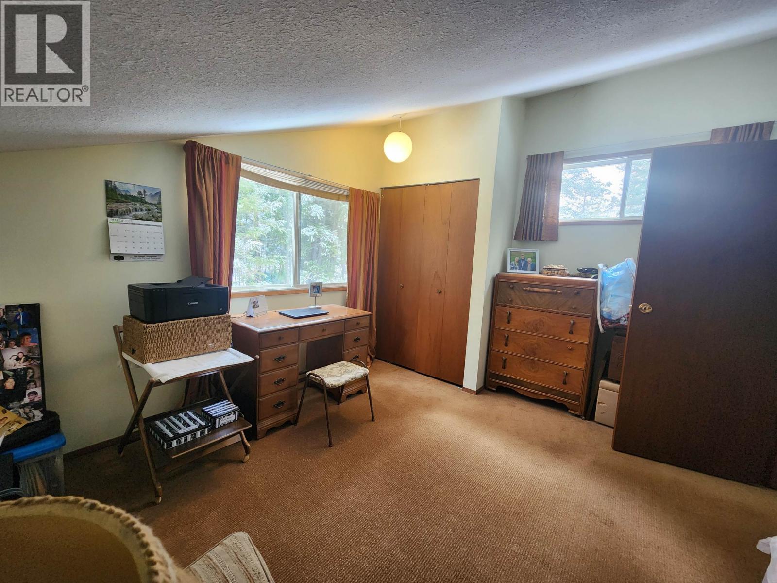 For sale: 7344 E YOUNG LAKE ROAD, 70 Mile House, British Columbia ...