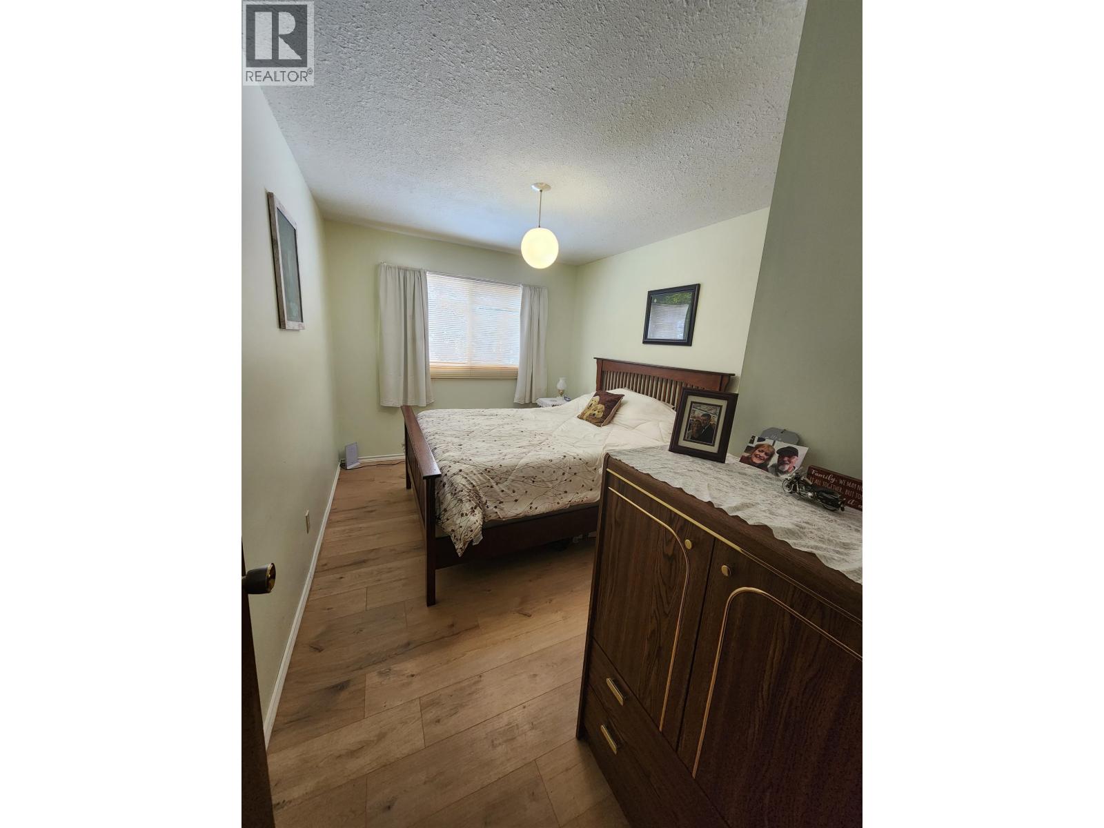 For sale: 7344 E YOUNG LAKE ROAD, 70 Mile House, British Columbia ...