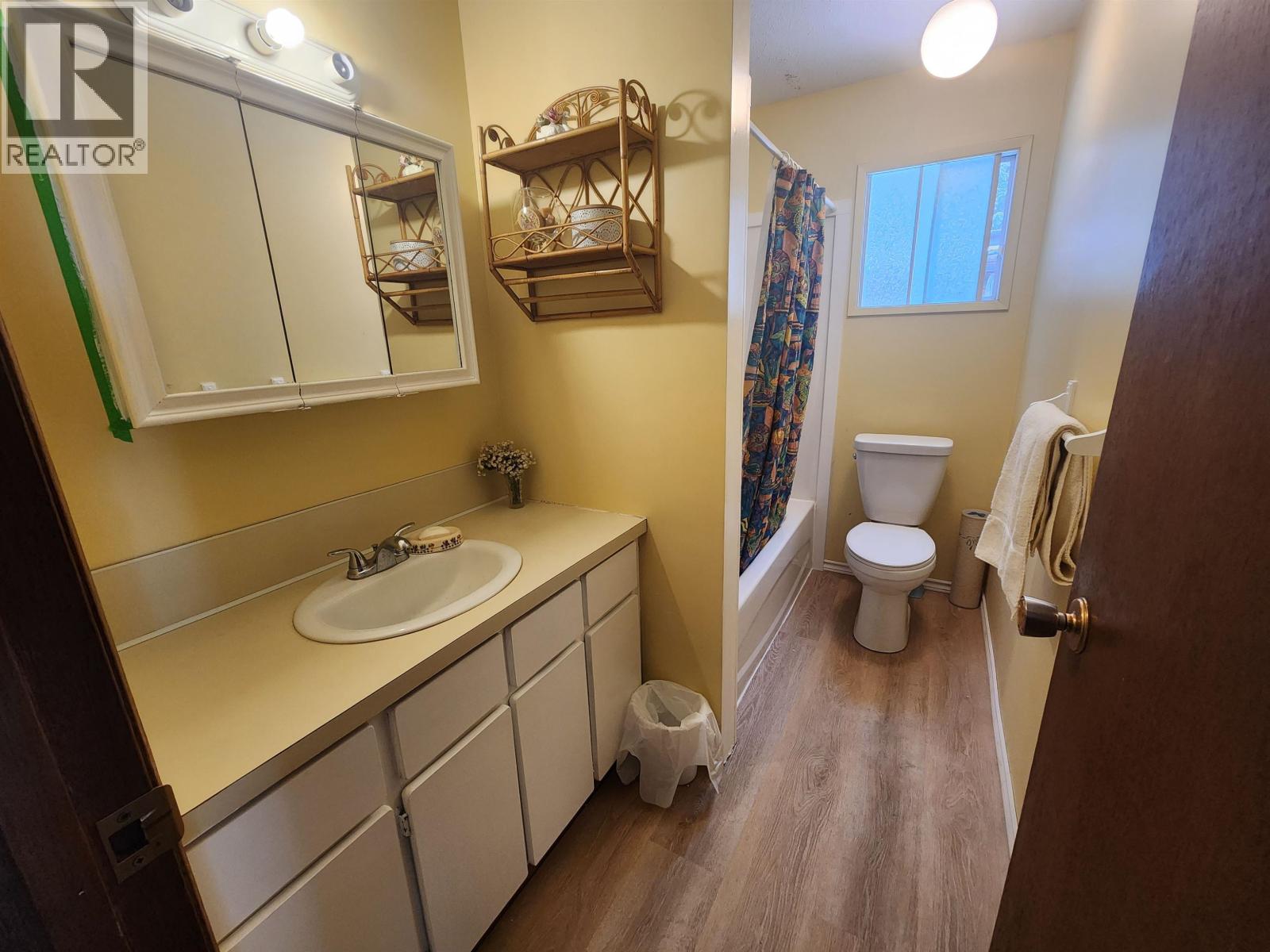 For sale: 7344 E YOUNG LAKE ROAD, 70 Mile House, British Columbia ...