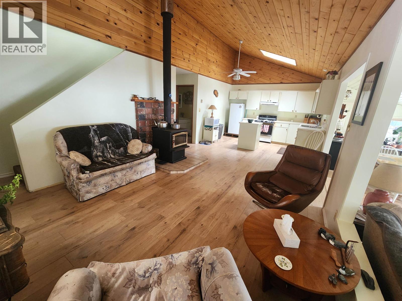 For sale: 7344 E YOUNG LAKE ROAD, 70 Mile House, British Columbia ...