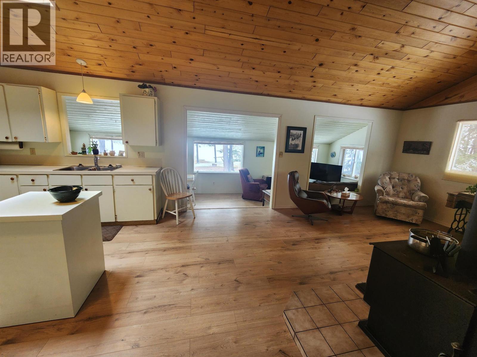 For sale: 7344 E YOUNG LAKE ROAD, 70 Mile House, British Columbia ...