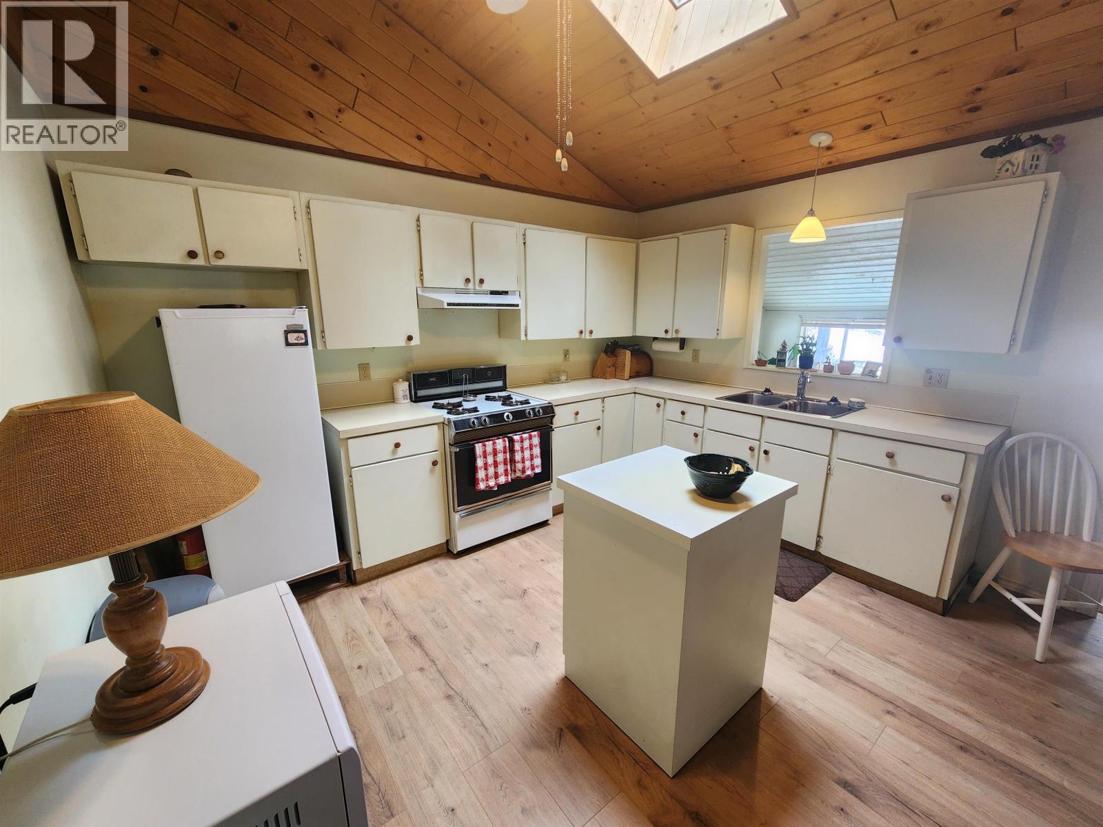 For sale: 7344 E YOUNG LAKE ROAD, 70 Mile House, British Columbia ...