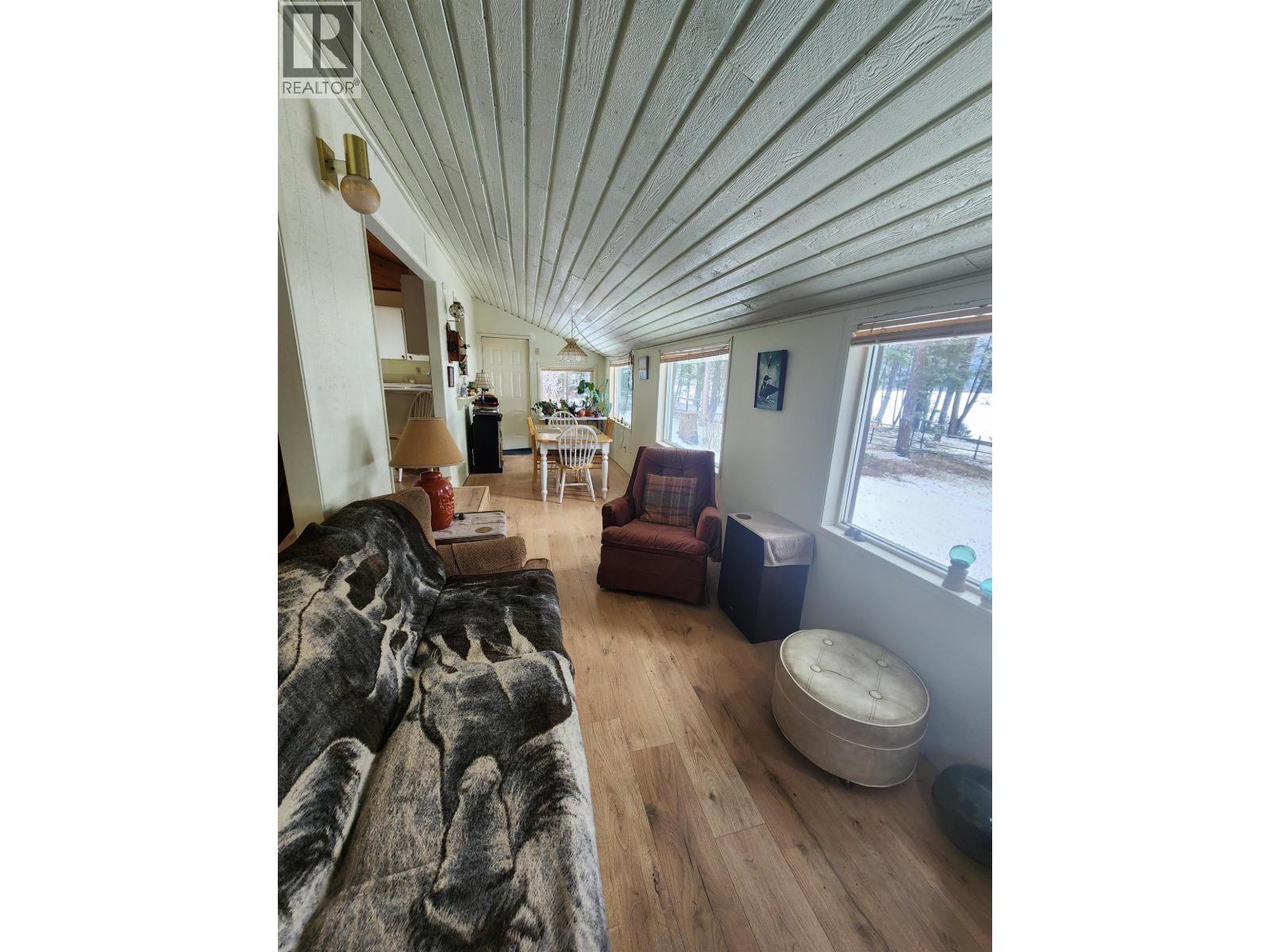 For sale: 7344 E YOUNG LAKE ROAD, 70 Mile House, British Columbia ...