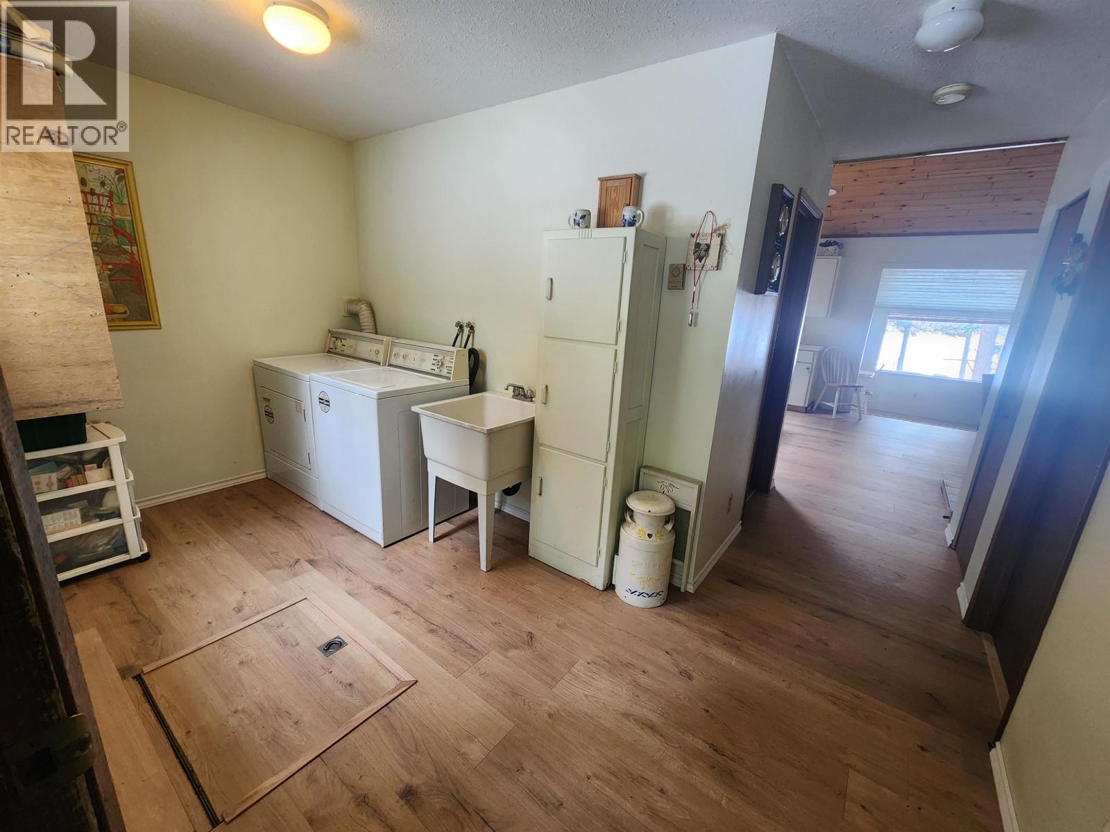 For sale: 7344 E YOUNG LAKE ROAD, 70 Mile House, British Columbia ...