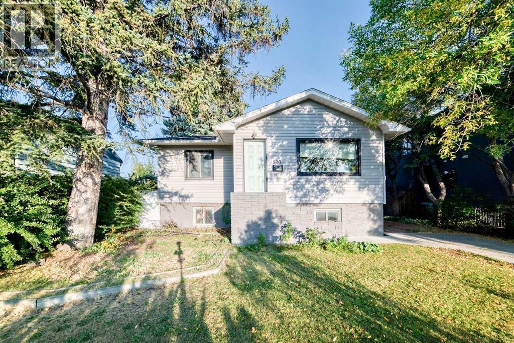 House for Sale in 820 9A Street NE|Calgary, Alberta T2E4L6 2