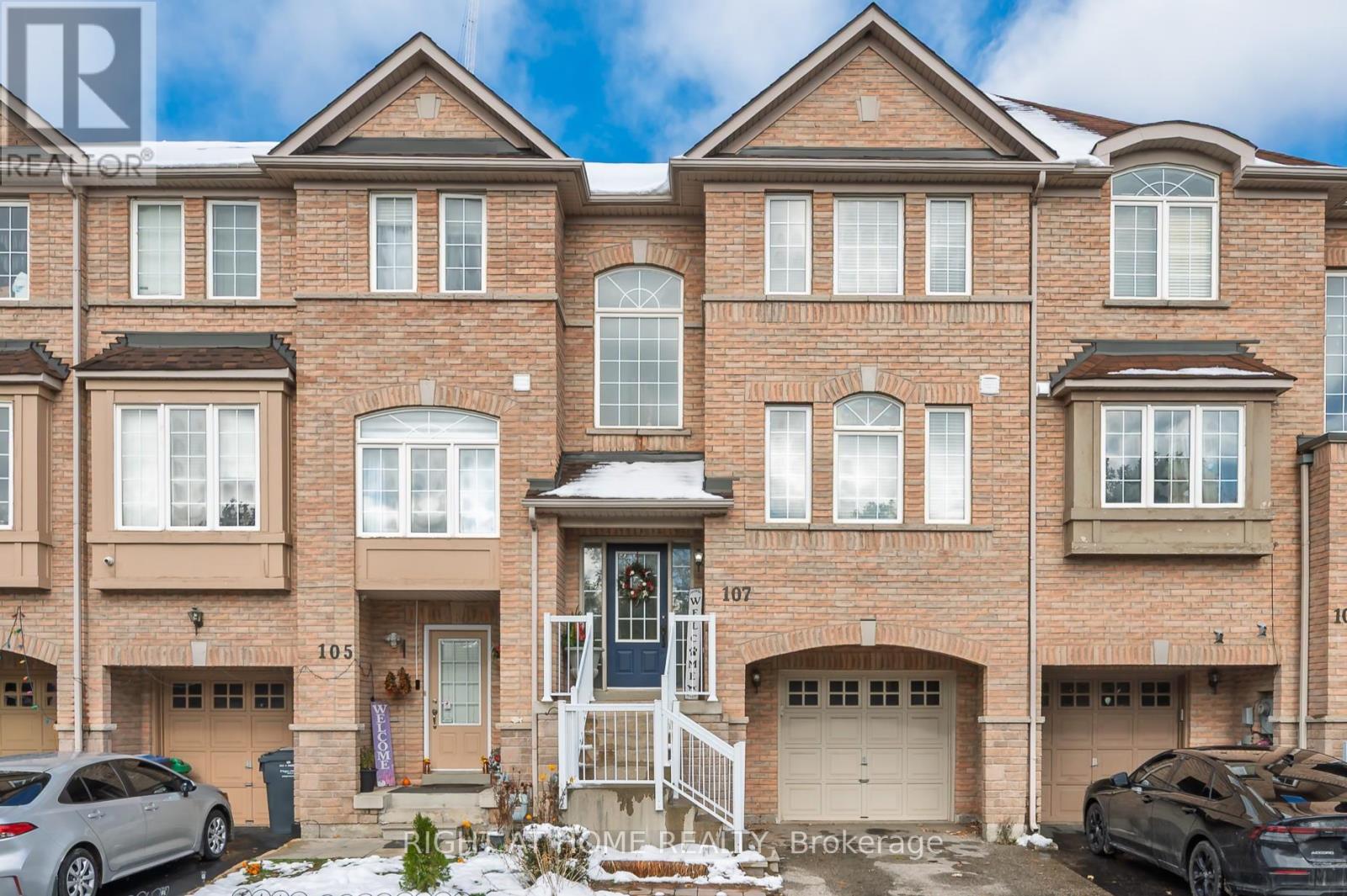 Row / Townhouse for Sale in 107 BERNARD AVENUE|Brampton (Fletcher's Creek South), Ontario L6Y5S9