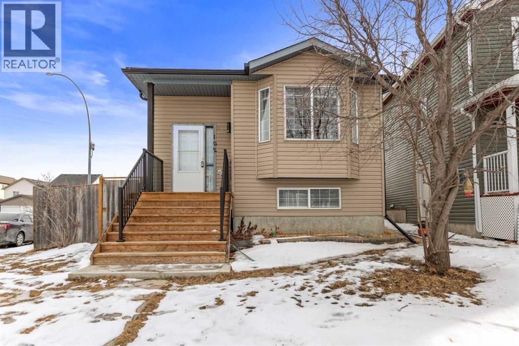 House for Sale in 102 Martin Crossing Grove NE|Calgary, Alberta T3J3M5
