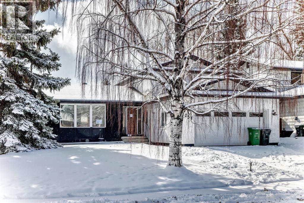 House for Sale in 251 Cannell Place SW|Calgary, Alberta T2W1T6 2