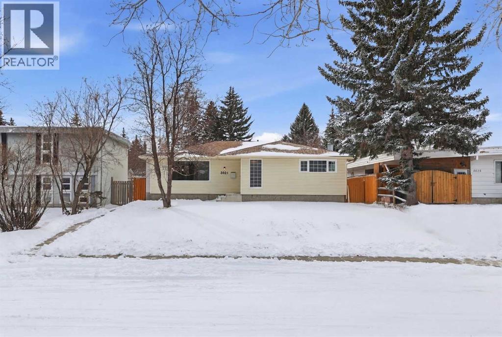House for Sale in 5031 Vienna Drive NW|Calgary, Alberta T3A0W8 2