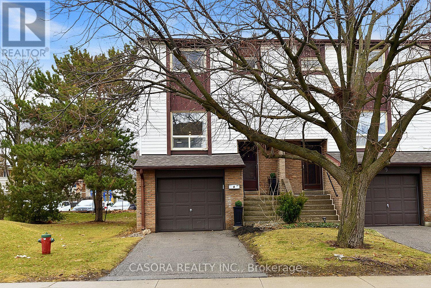 Row / Townhouse for Sale in 8 - 1221 DUNDIX ROAD|Mississauga (Applewood), Ontario L4Y3Y9