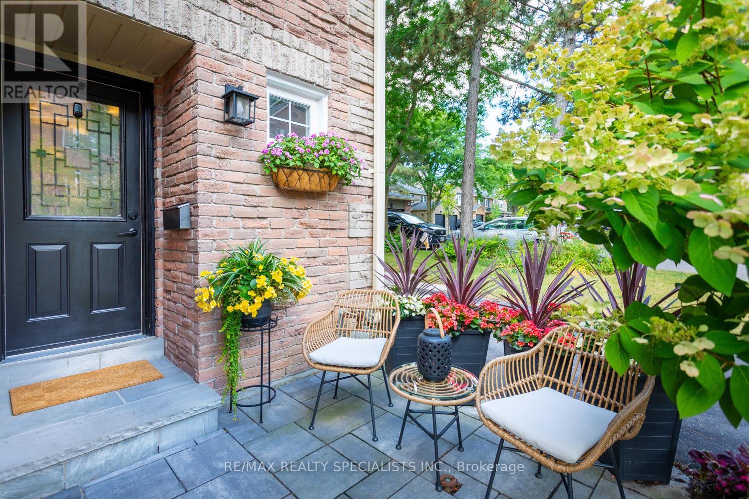 Row / Townhouse for Sale in 67 - 2766 FOLKWAY DRIVE|Mississauga (Erin Mills), Ontario L5L3M3 2