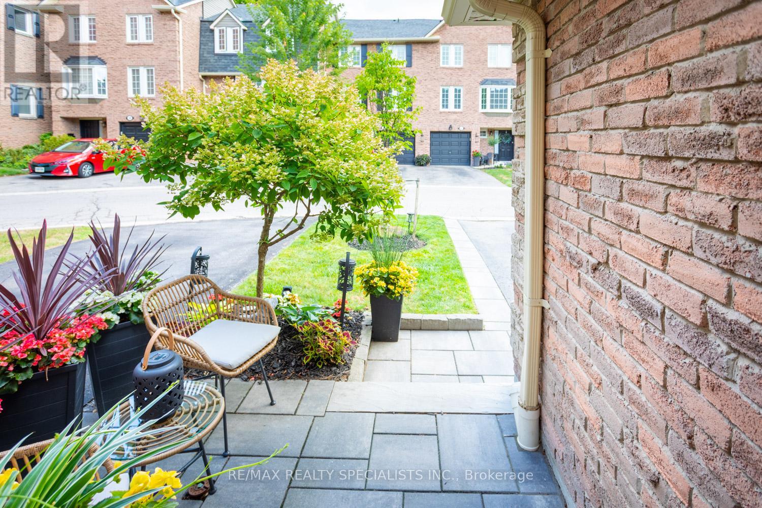 Row / Townhouse for Sale in 67 - 2766 FOLKWAY DRIVE|Mississauga (Erin Mills), Ontario L5L3M3 3