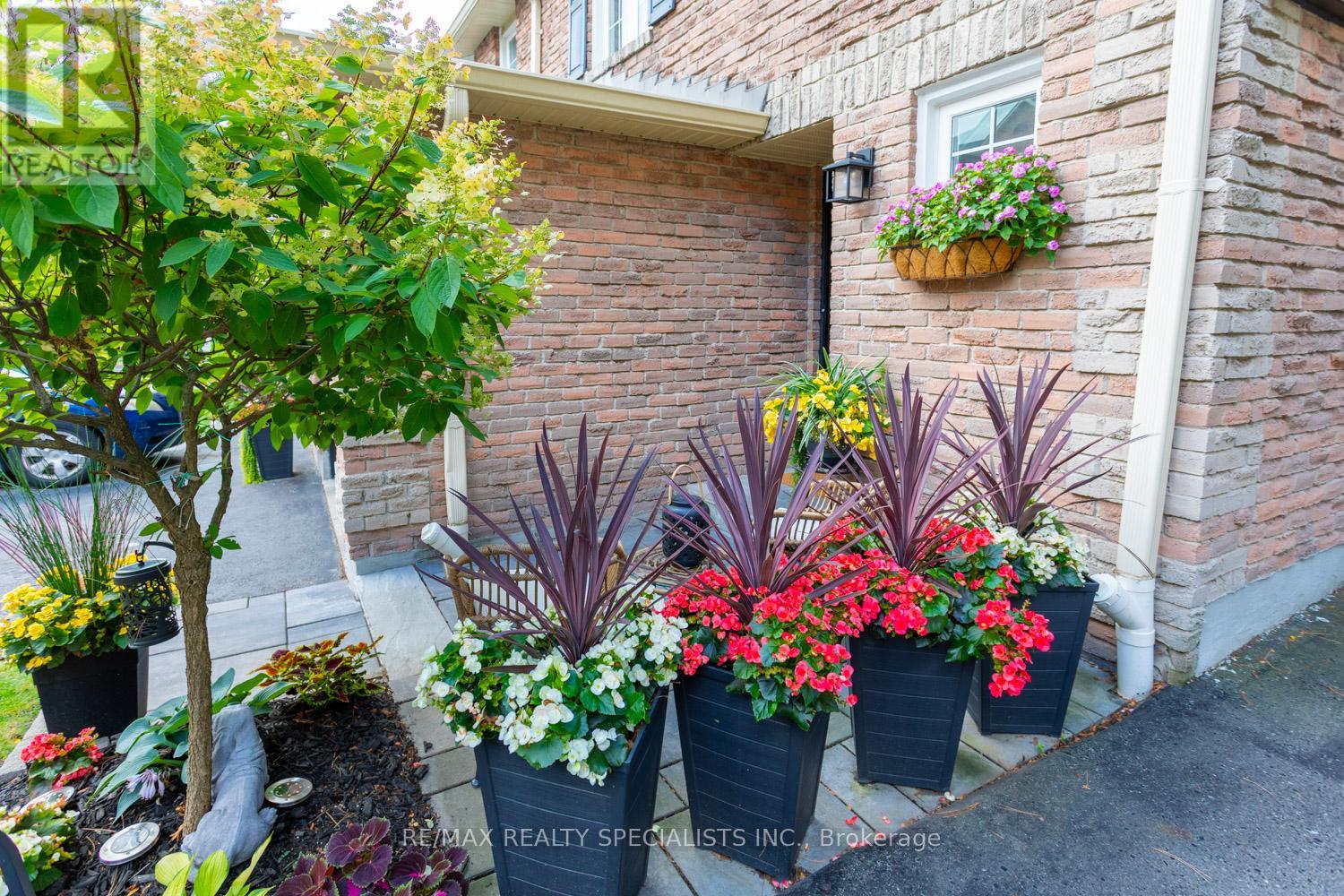 Row / Townhouse for Sale in 67 - 2766 FOLKWAY DRIVE|Mississauga (Erin Mills), Ontario L5L3M3 4