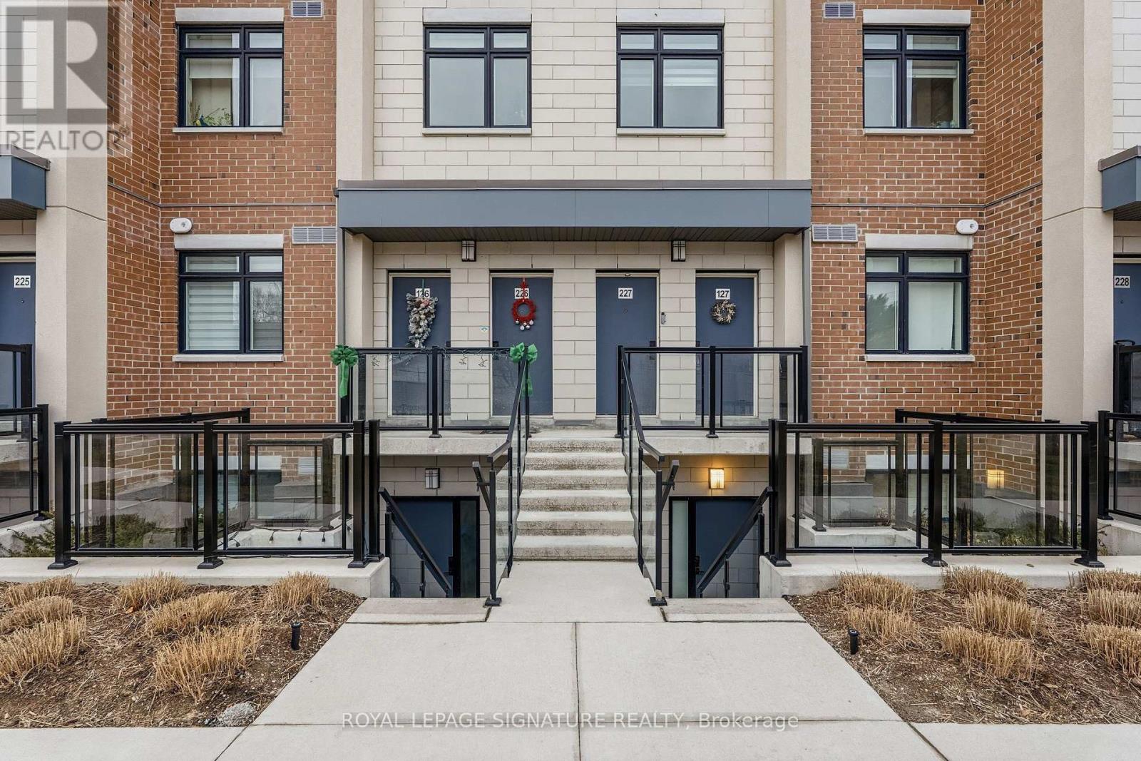 Row / Townhouse for Sale in 227 - 1062 DOUGLAS MCCURDY COMMON|Mississauga (Lakeview), Ontario L5G0C6 2