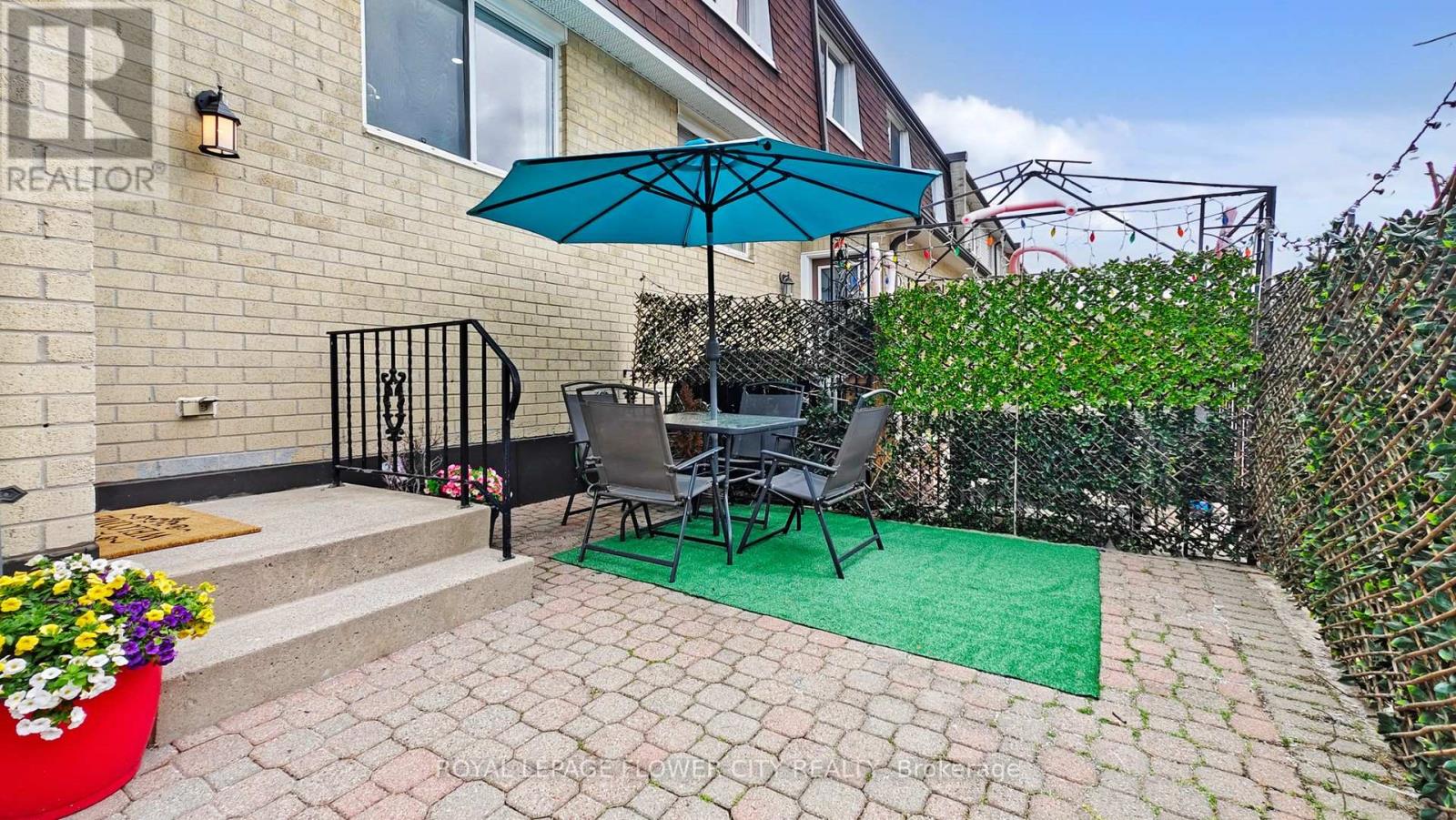 Row / Townhouse for Sale in 141 - 2170 BROMSGROVE ROAD|Mississauga (Clarkson), Ontario L5J4J2 3