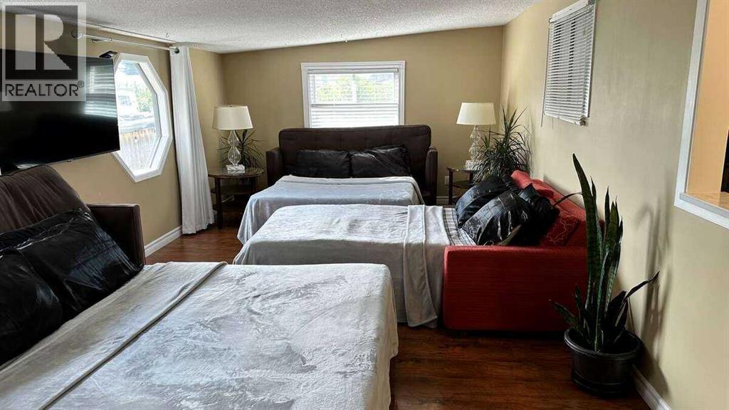 House for Sale in 27 Penworth Place SE|Calgary, Alberta T2A4G4 2