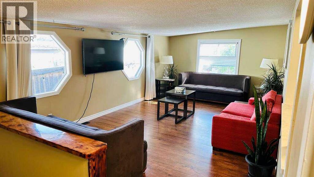 House for Sale in 27 Penworth Place SE|Calgary, Alberta T2A4G4 4