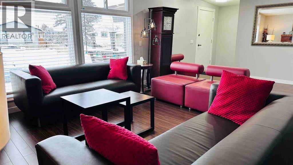 House for Sale in 27 Penworth Place SE|Calgary, Alberta T2A4G4 3