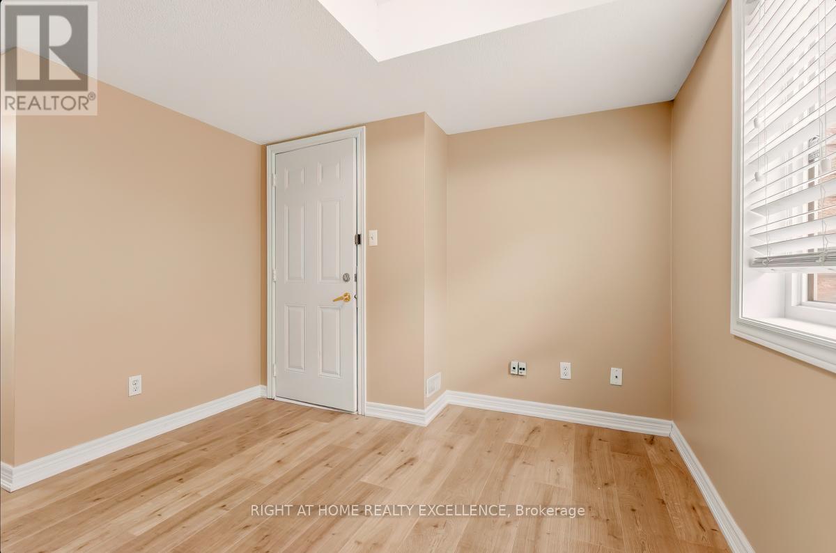 Row / Townhouse for Sale in 33 OCTOBER PLACE|Brampton (Bram West), Ontario L6Y0R6 5