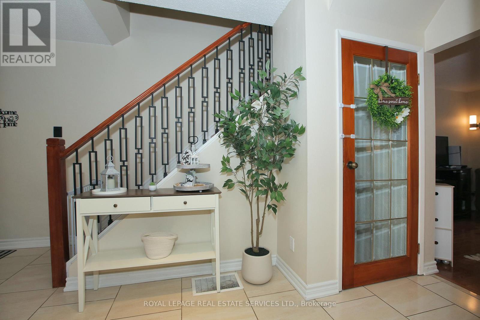 Row / Townhouse for Sale in 117 - 60 HANSON ROAD|Mississauga (Fairview), Ontario L5B2P6 3