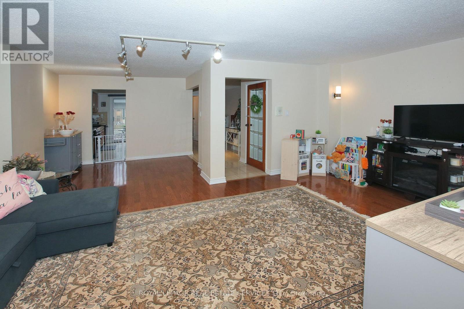 Row / Townhouse for Sale in 117 - 60 HANSON ROAD|Mississauga (Fairview), Ontario L5B2P6 4