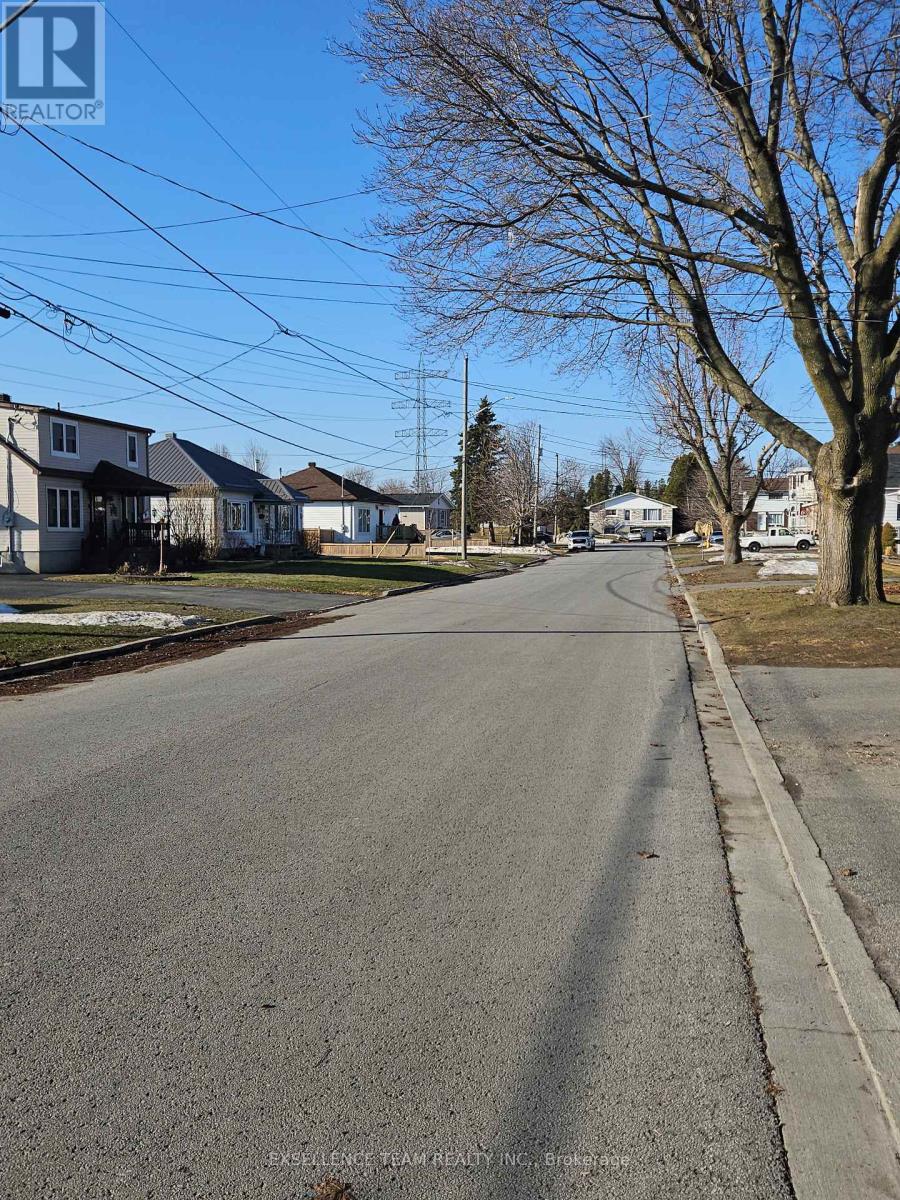 For sale: 2 BELLAMY STREET, Cornwall, Ontario K6J3K7 - X12848322 ...