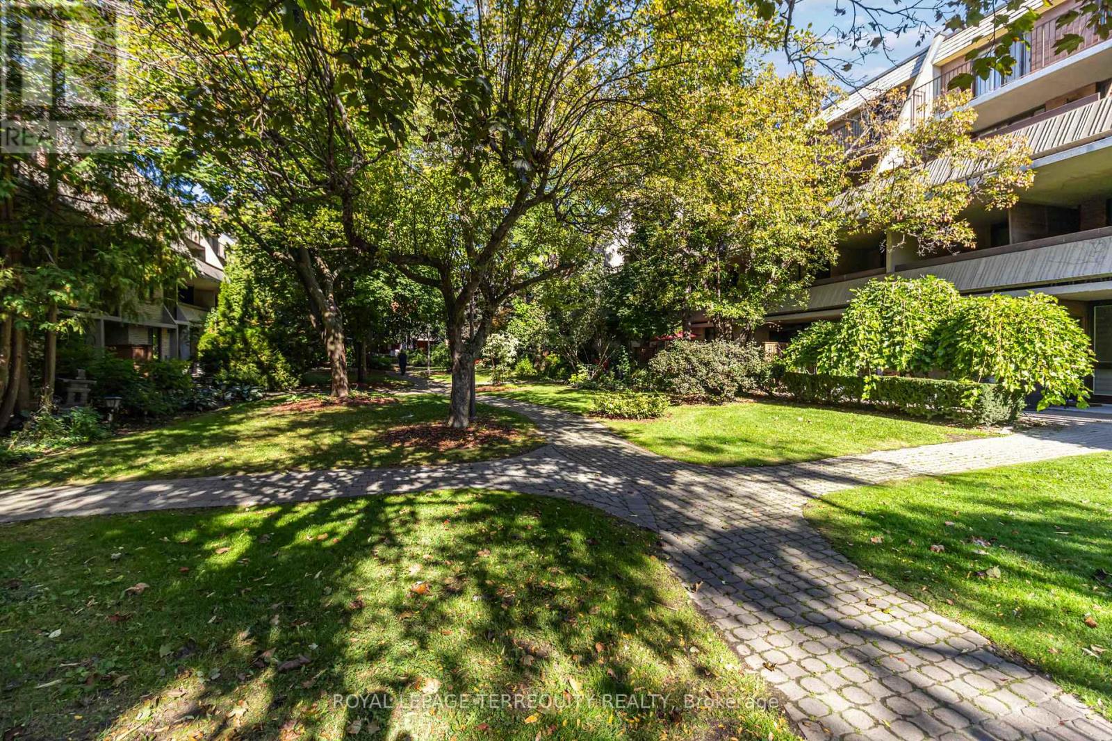 Row / Townhouse for Sale in 46 - 1250 MISSISSAUGA VALLEY BOULEVARD|Mississauga (Mississauga Valleys), Ontario L5A3R6 2