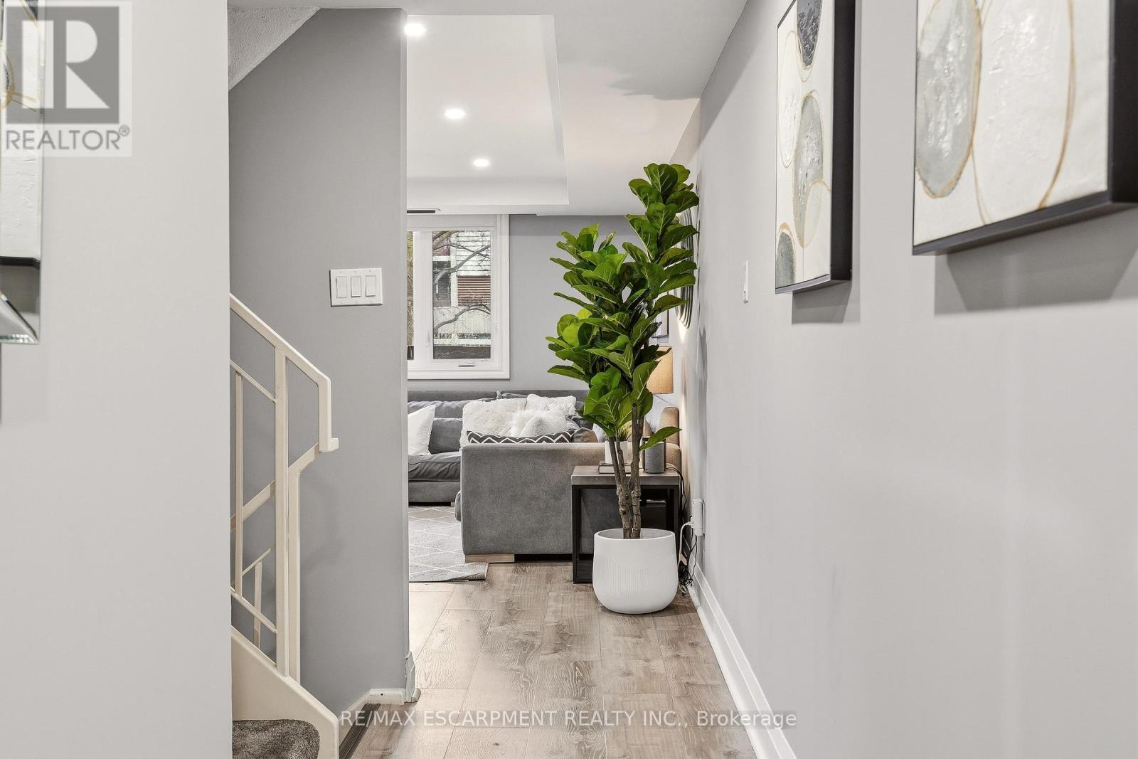 Row / Townhouse for Sale in 177 - 1250 MISSISSAUGA VALLEY BOULEVARD|Mississauga (Mississauga Valleys), Ontario L5A3R6 2