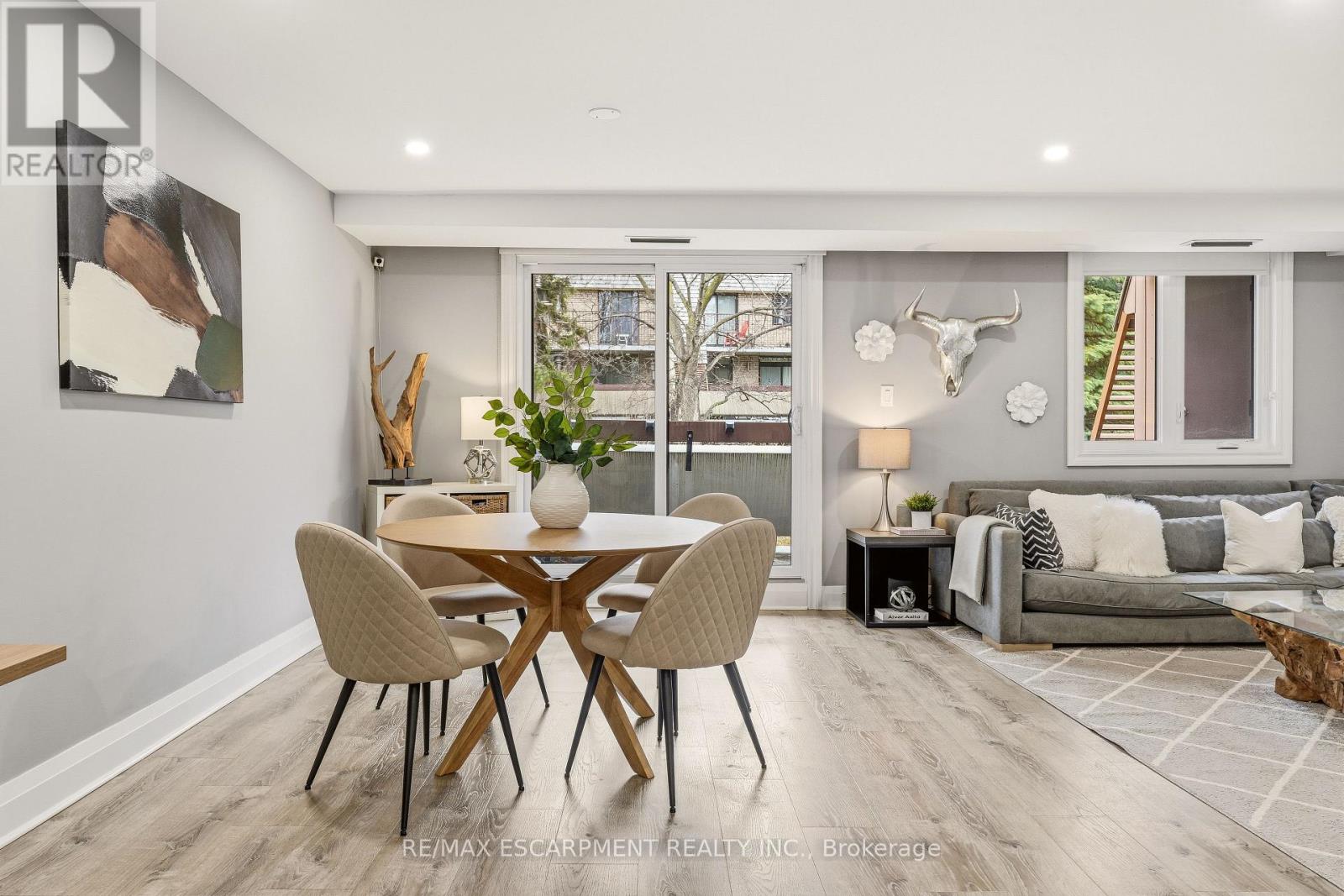 Row / Townhouse for Sale in 177 - 1250 MISSISSAUGA VALLEY BOULEVARD|Mississauga (Mississauga Valleys), Ontario L5A3R6 3