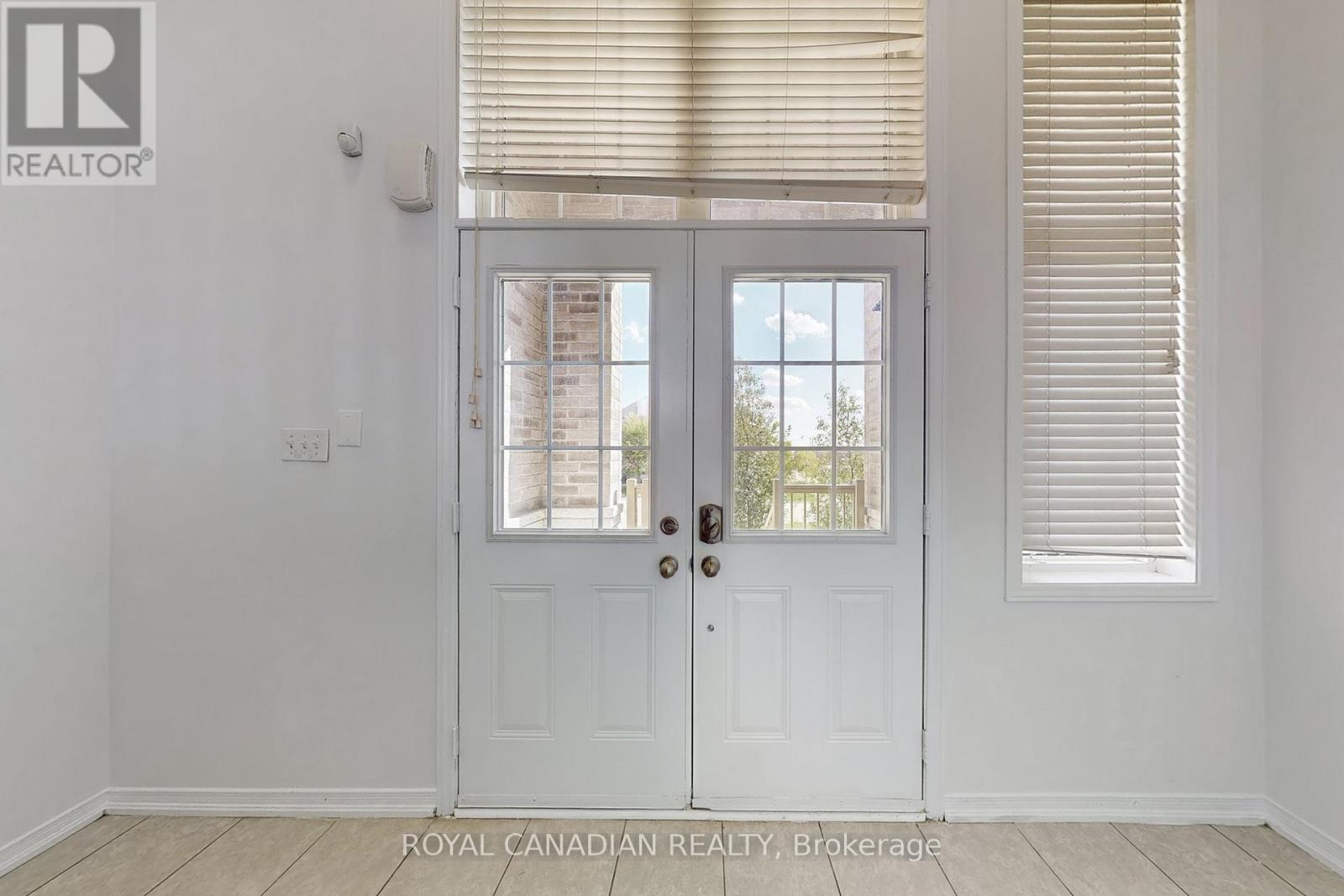 Row / Townhouse for Sale in 54 CHESTERWOOD CRESCENT|Brampton (Credit Valley), Ontario L6Y0Z4 2