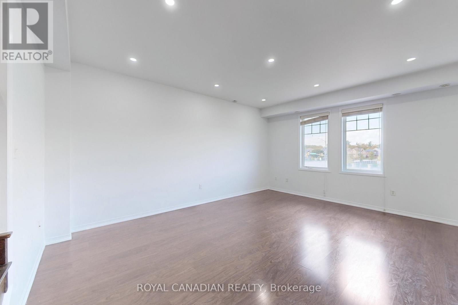 Row / Townhouse for Sale in 54 CHESTERWOOD CRESCENT|Brampton (Credit Valley), Ontario L6Y0Z4 3