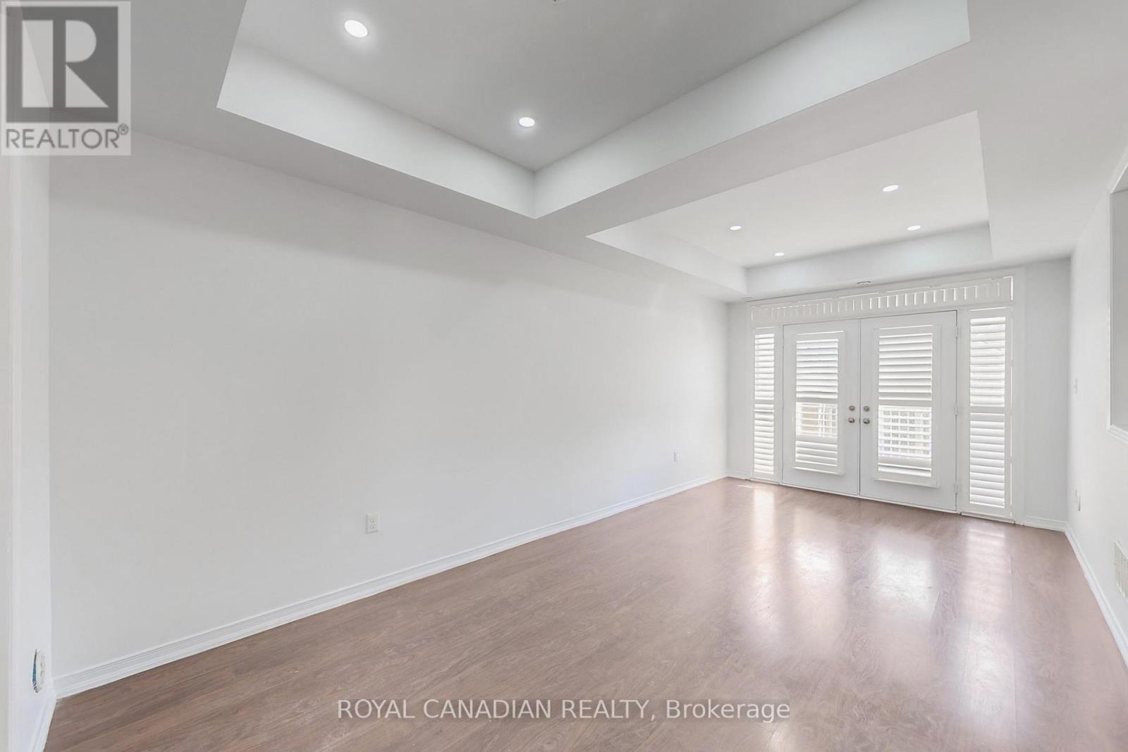 Row / Townhouse for Sale in 54 CHESTERWOOD CRESCENT|Brampton (Credit Valley), Ontario L6Y0Z4 5