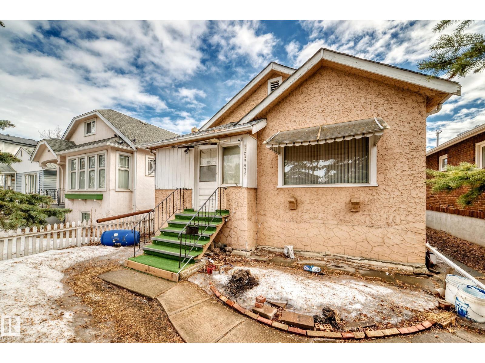 For sale: 11239 97 ST NW, Edmonton, Alberta T5G1X2 - E4478896