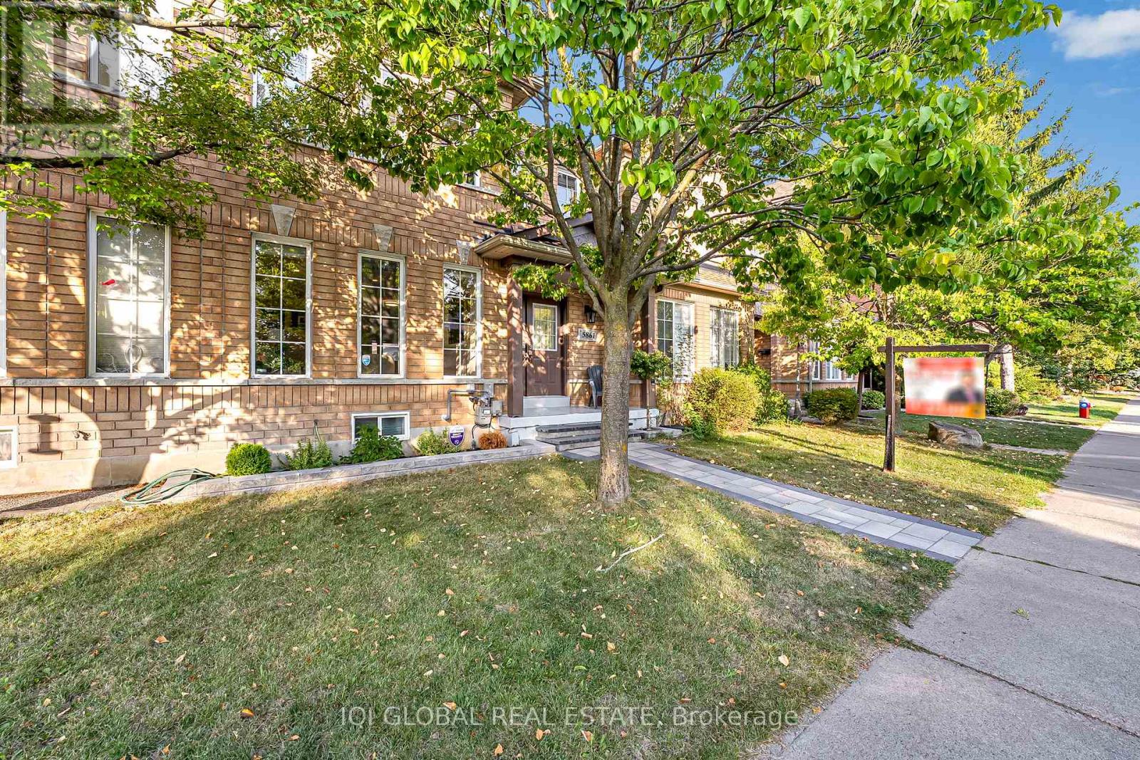 Row / Townhouse for Sale in 5861 RAINBERRY DRIVE|Mississauga (Churchill Meadows), Ontario L5M6S4 2