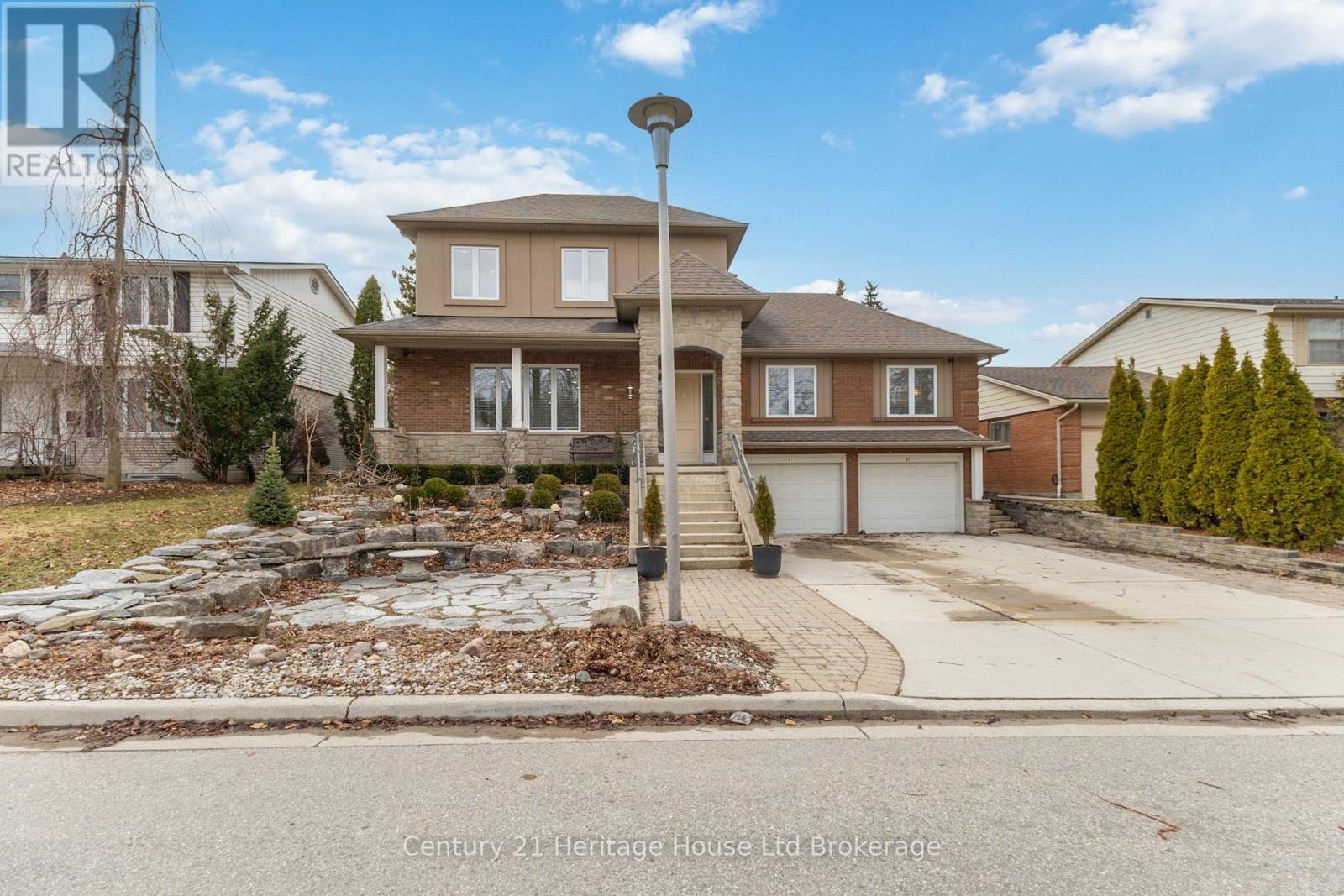 61 APPLEWOOD CRESCENT, London South (South N), Ontario N6J3R1